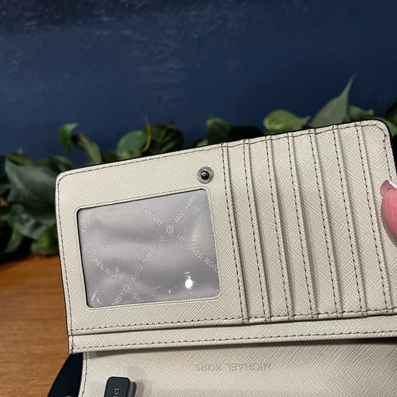 NWT Michael Kors Cream Wallet - Picture 4 of 10